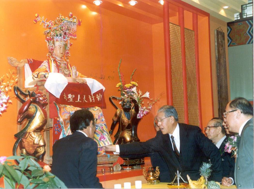 李登輝當總統時，曾在台南鹿耳門聖母廟手觸媽祖像，希望賜福保佑。圖／聯合報系資料照...