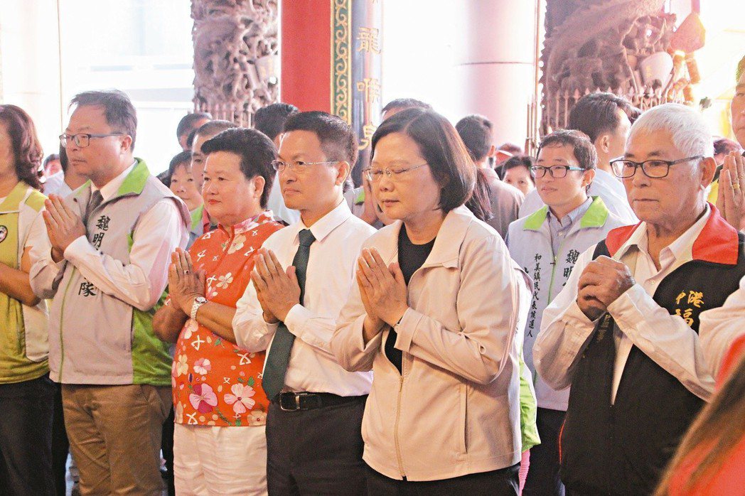 總統蔡英文（前排右一）去年到彰化縣伸港鄉福安宮參拜媽祖。圖／聯合報系資料照片