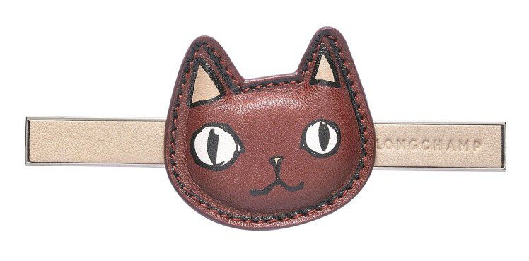 Game On淡紅色貓臉袋蓋金屬釦，售價2,500元。圖／LONGCHAMP提供