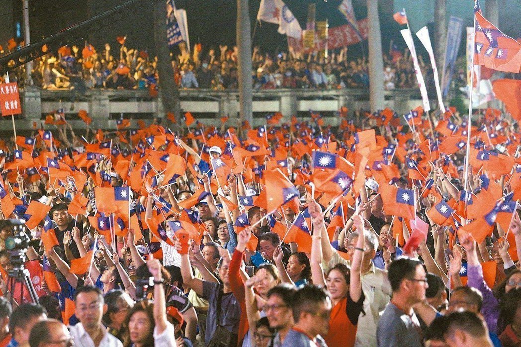 韓國瑜選前的造勢場合都是滿滿國旗海。圖／聯合報系資料照片