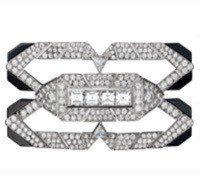 卡地亞鑽石胸針，白K金鑲嵌鑽石與縞瑪瑙，313萬元。圖／卡地亞提供