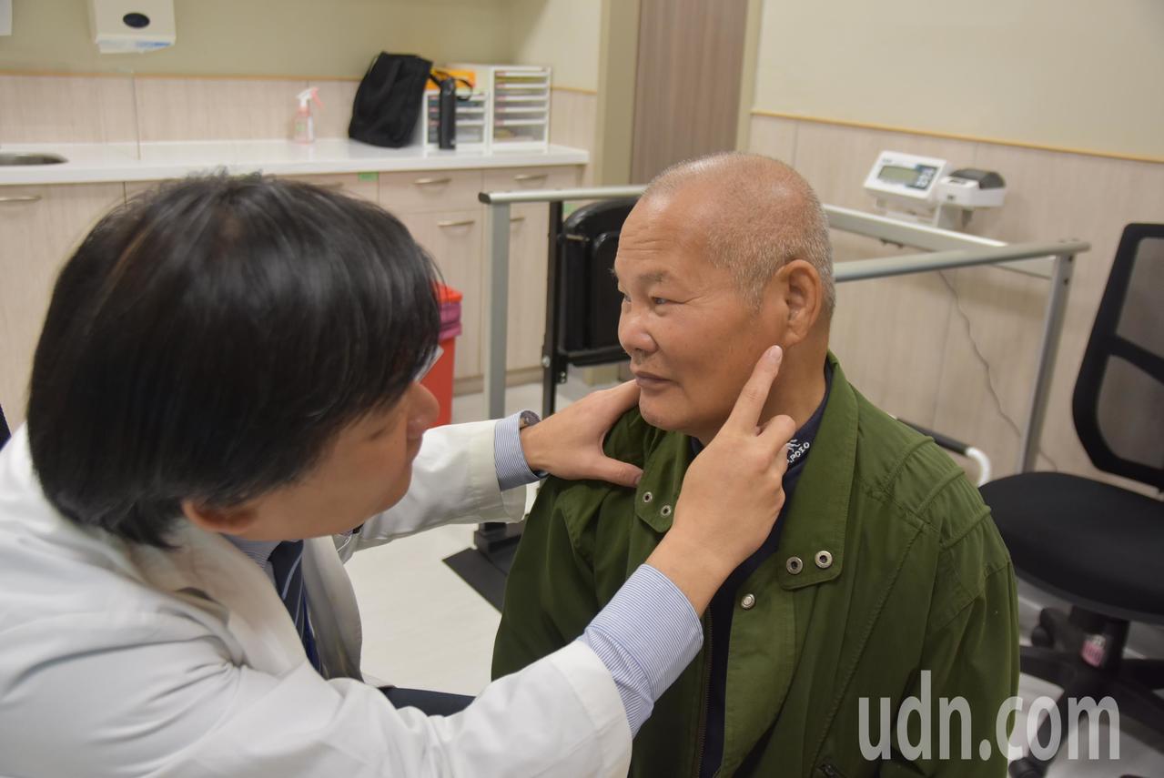 新竹縣一名68歲的葉姓老翁，3月底因氣喘造成心臟衰竭，到中國醫藥大學新竹附設醫院就診，醫師發現他的耳垂縐紋非常明顯。記者陳斯穎／攝影