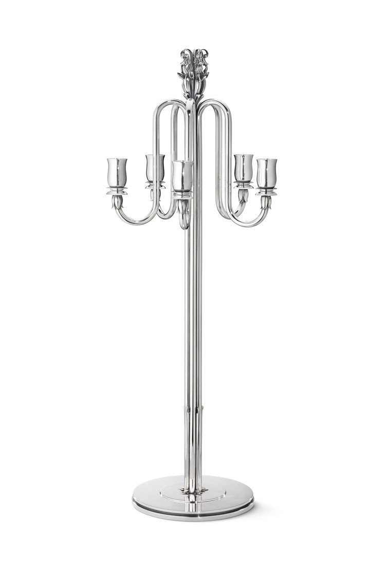 喬治傑生銀雕燭台 No.865，呈現精緻的花卉細節，需要工匠們花費數小時以極為困難的焊接手法進行組裝，方能使五個燭台皆平衡對稱。圖／喬治傑生提供