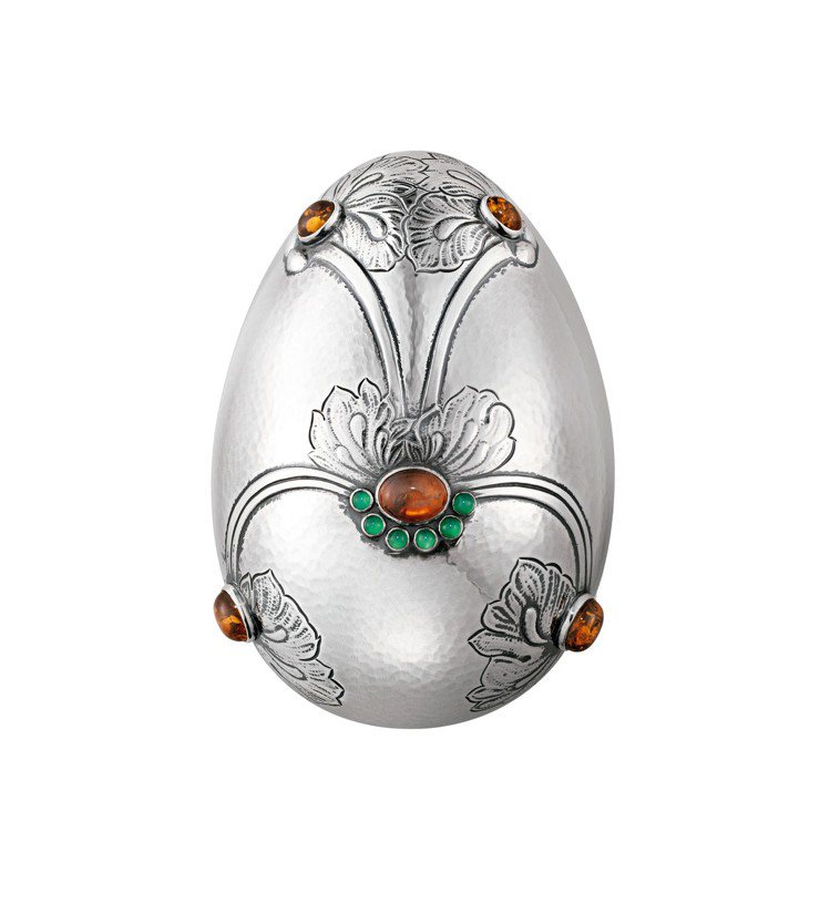 喬治傑生寶石浮雕銀蛋，是1908年喬治傑生設計的純銀置物盒；2014年全新復刻製作，寶石可客製化訂製，30萬5,000元。圖／喬治傑生提供