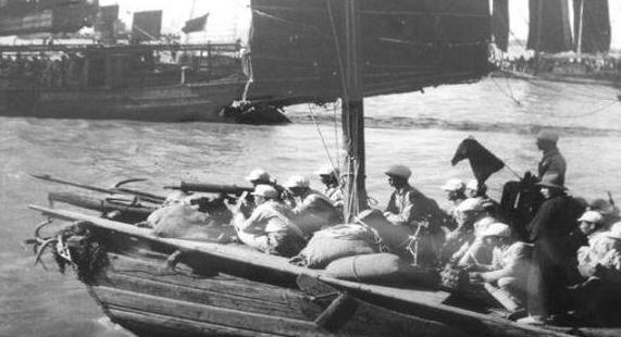 中共最早的海軍是搭乘漁船改製的運輸艇。圖／取自網路
