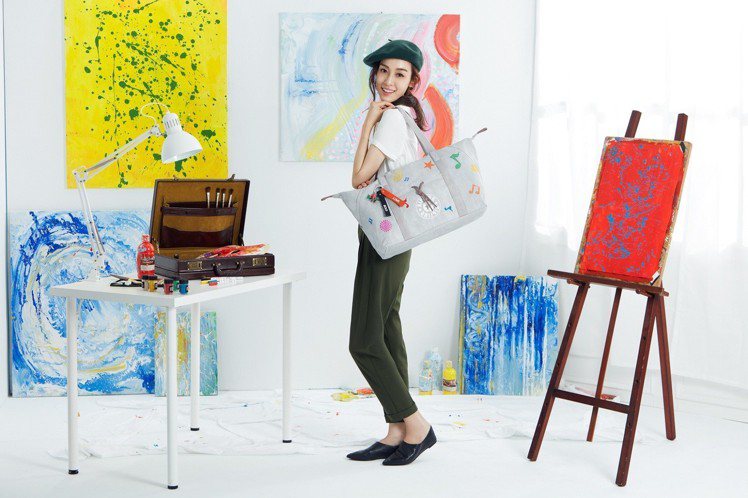 Blank Canvas系列把包包當畫布，鼓勵大家發揮創意。圖／Kipling提供