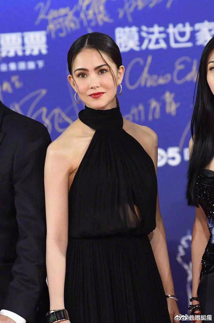 昆凌日前以一身Saint Laurent夏季黑色禮服出席北京電影節紅毯。圖／Saint Laurent提供
