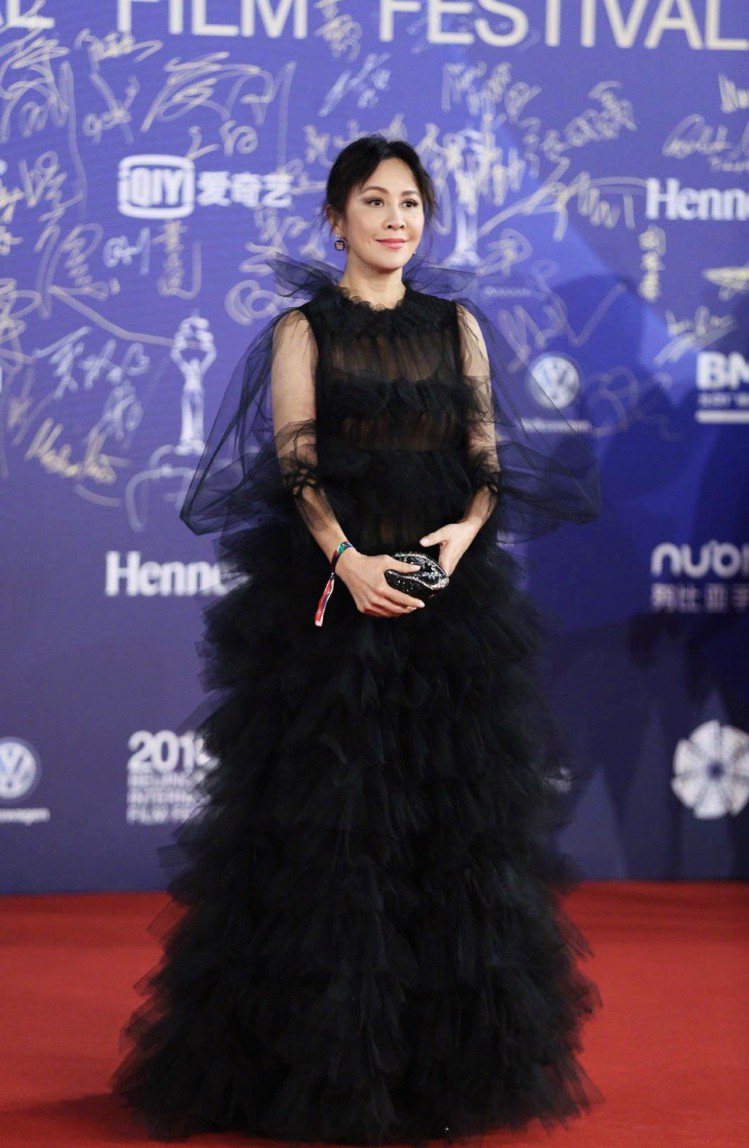 劉嘉玲在閉幕式上穿了愛牌Valentino的早秋系列黑色薄紗禮服，大蓬袖與層層堆疊的蛋糕裙、花瓣狀的領子，則是增添了更多浪漫色彩。圖／Valentino提供