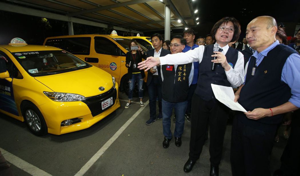 高雄市長韓國瑜（右）上任後，曾在計程車司機家中夜宿。 圖／聯合報系資料照片