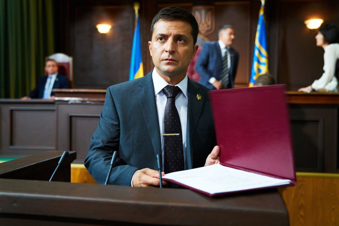 澤倫斯基主演烏克蘭政治諷刺喜劇《人民公僕》，並其在中飾演一位意外選上烏克蘭總統的...