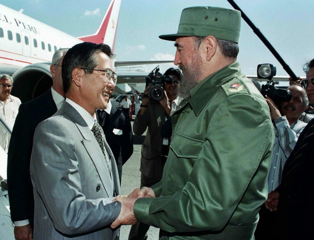 1997年，時任秘魯總統藤森與古巴強人卡斯楚於哈瓦那會面。 圖／路透社