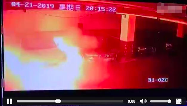 特斯拉電動車自燃的影片在微博上瘋傳。照片／微博