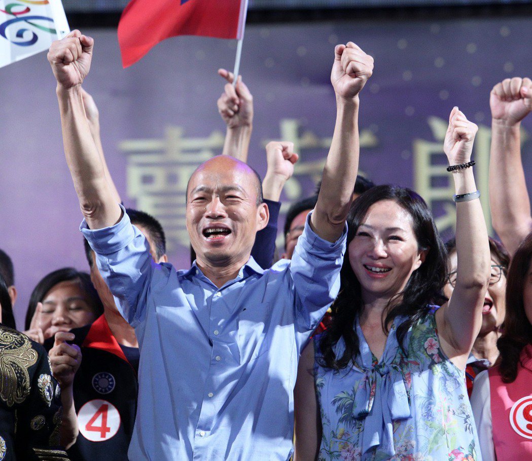 高雄市長韓國瑜（左）去年選前之夜造勢，與妻子李佳芬一起上台，宣示將翻轉高雄。 圖...