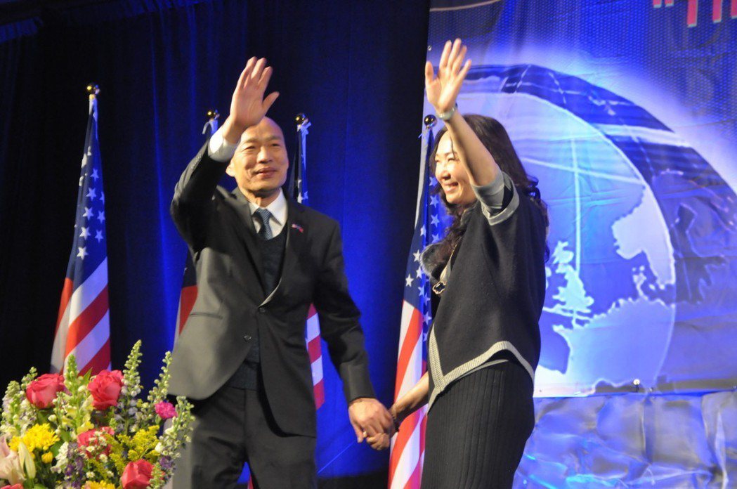 高雄市長韓國瑜的妻子李佳芬在3000名僑胞演講場合，被拱上台致詞，表現落落大方，...