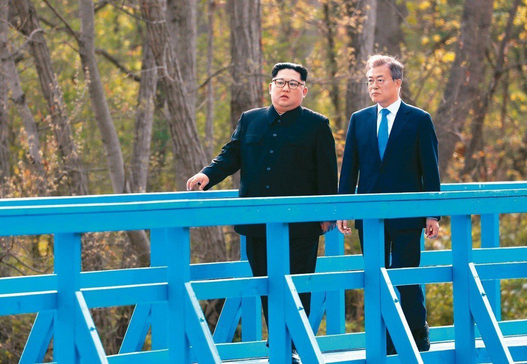 與俄羅斯的會晤可能成為北韓與中國和美國討價還價的一張牌。圖為金正恩和文在寅在藍橋...