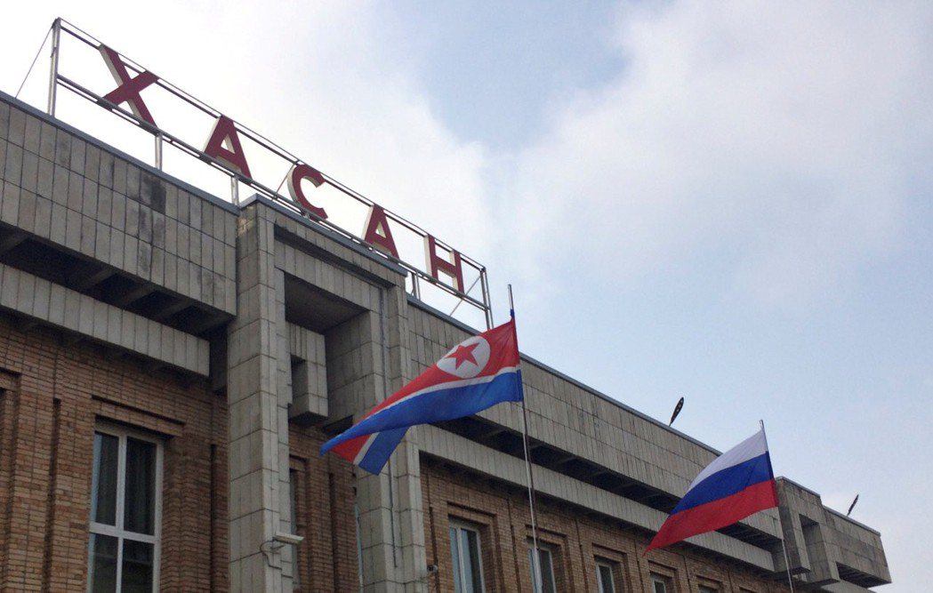 俄國鄰近北韓邊界的哈桑車站23日掛起北韓國旗，歡迎即將來訪的金正恩。 （路透）