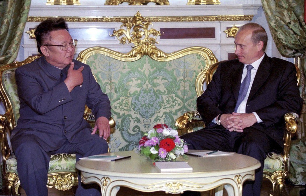 北韓已故領導人金正日（左）曾於2001年跟普亭舉行一對一會談。 （美聯社）