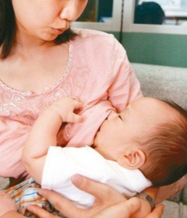 母乳哺育是嬰兒營養的黃金標準，不過台灣母乳的哺育率，仍有進步空間。本報資料照片
