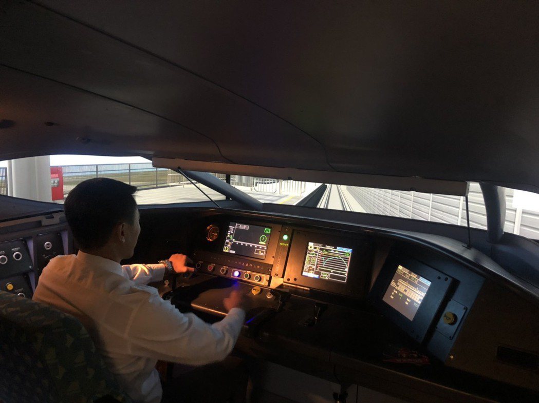 高鐵列車駕駛模擬機內。 記者侯俐安／攝影