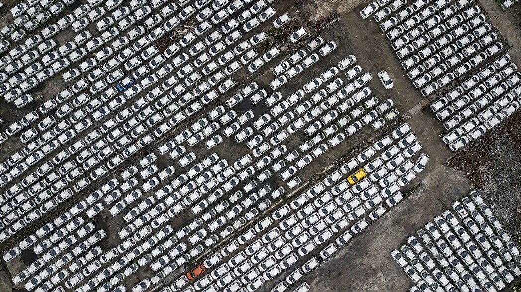 浙江杭州近3000輛被淘汰的共享汽車，最近集體停放在錢塘江邊。 （中新社）