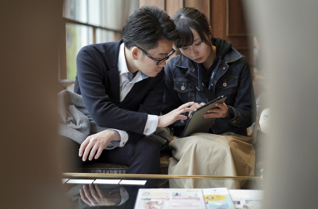 許多日本情侶打算在令和元年第一天、5月1日結婚。圖為一對情侶在東京婚紗店查看平板...