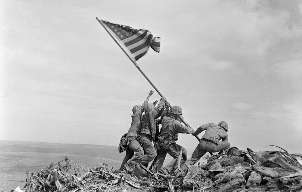 1945年2月23日，美軍官兵在硫磺島的摺缽山頭豎起國旗，從此成為陸戰隊的精神象...