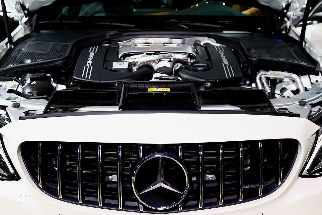 Mercedes-AMG C 63搭載4.0L V8雙渦輪增壓汽油引擎，具備47...