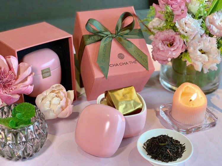 「藏鳴」粉色罐器禮盒，加贈伯爵紅茶(20g)售價1,280元。記者張芳瑜／攝影