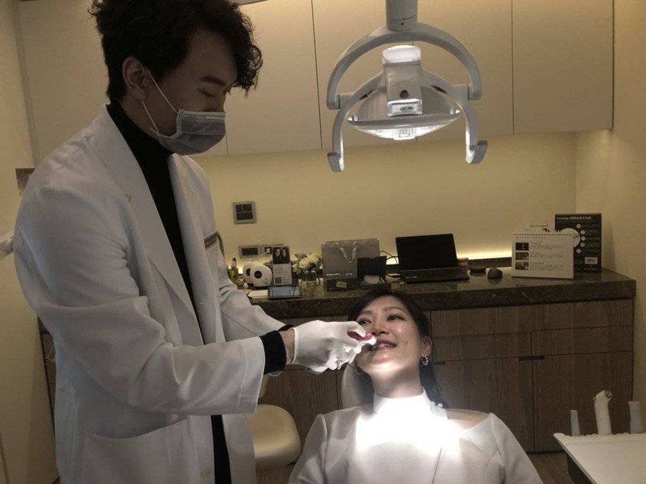 牙醫師宋權（右）觀察發現，門診患者高達95%潔牙方式錯誤。記者劉嘉韻／攝影