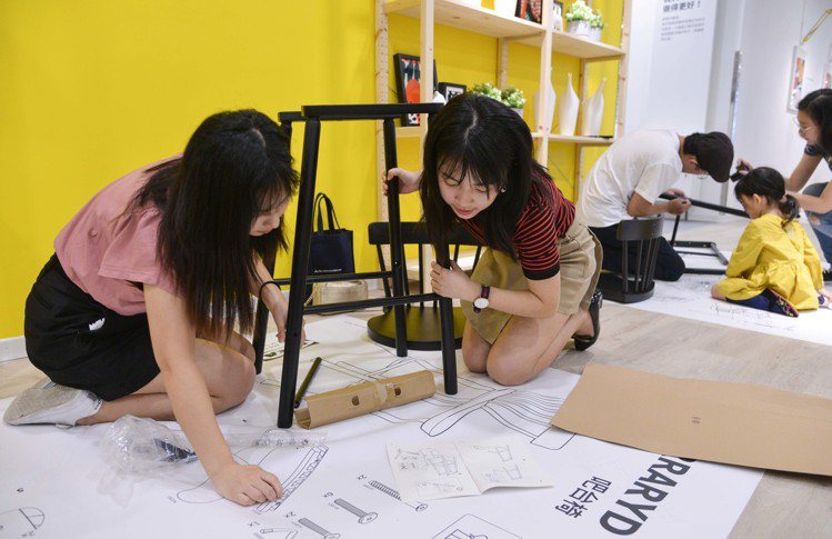 粉絲們親手組裝NORRARYD吧台椅，在IKEA新店店刻畫美好回憶。圖／IKEA提供