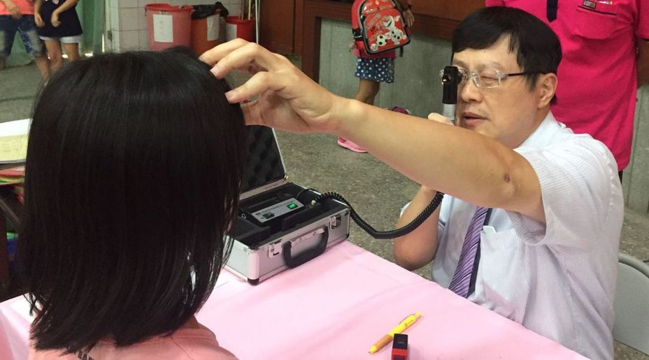 台南安南醫院眼科主任徐聖曜表示，腦膜瘤可能會造成眼底視神經盤水腫，導致視神經萎縮，視力下降及視野缺損。圖／安南醫院提供