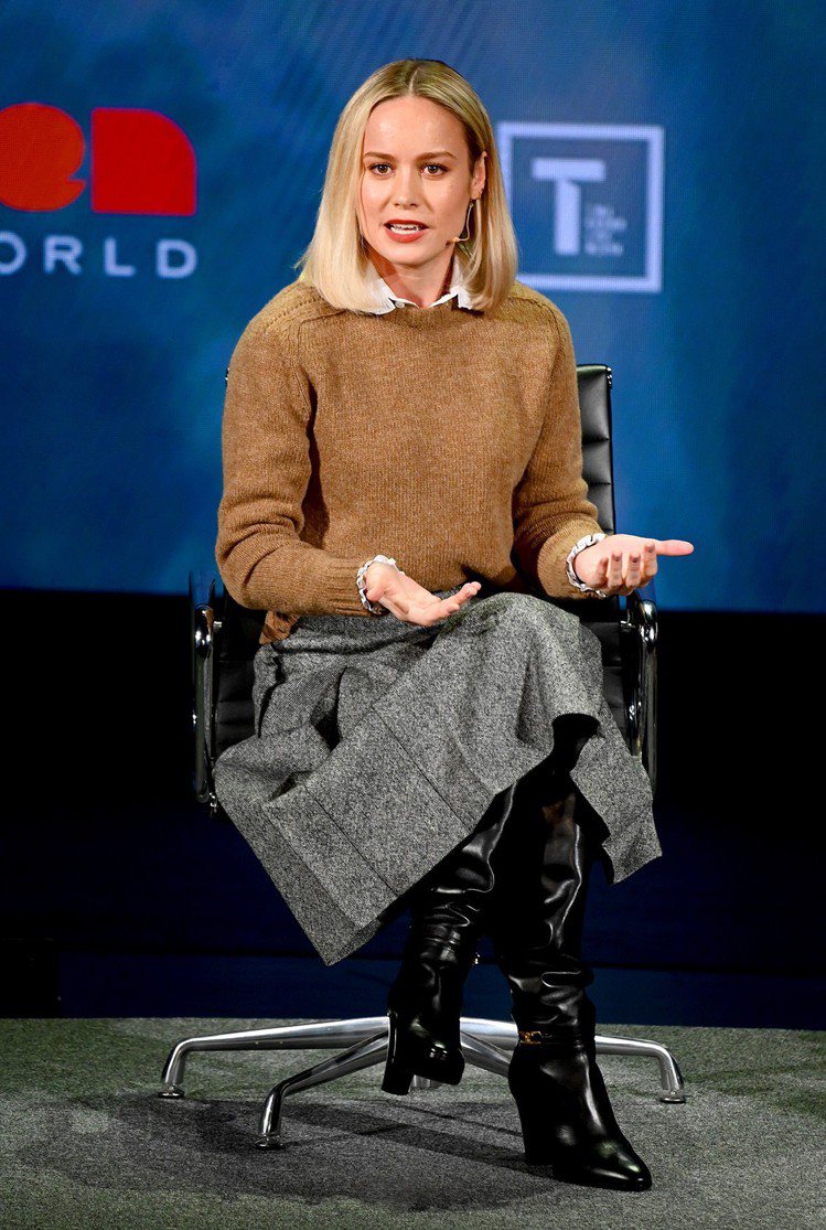 布麗拉森月初出席紐約的世界婦女大會時，選穿優雅知性的CELINE秋冬系列。圖／CELINE BY HEDI SLIMANE提供