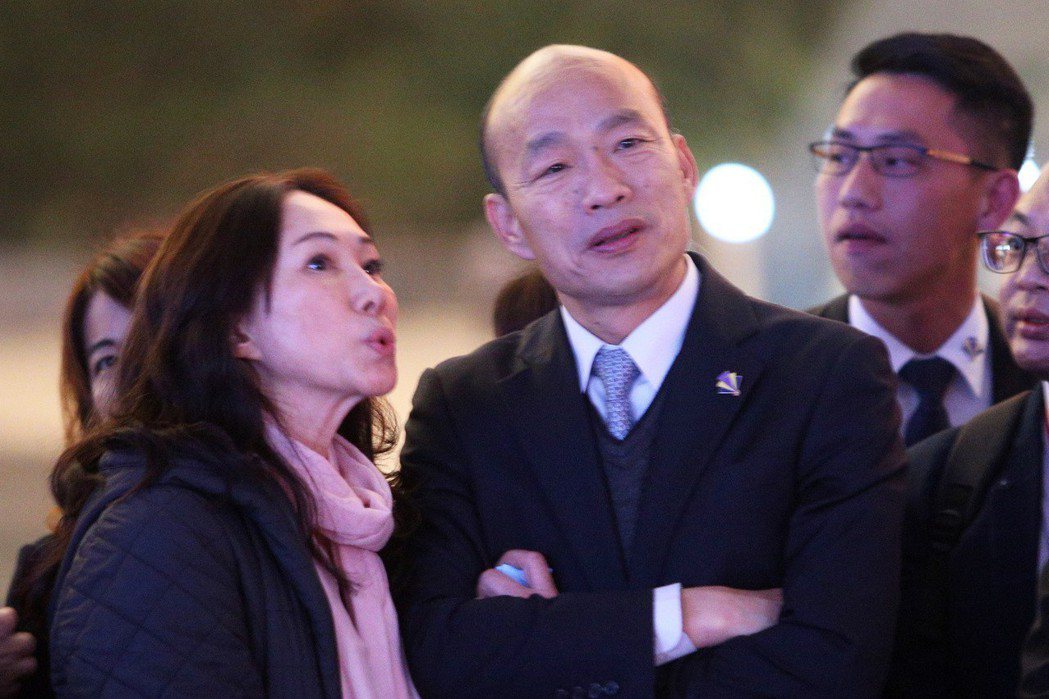 高雄市長韓國瑜（右）對有人影射妻子李佳芬干政表示，「為什麼干政？沒有任何干政可言...