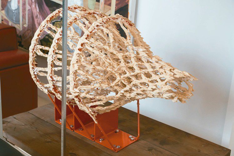 日本藝術家金氏徹平設計的籃球架。 陳立凱／攝影