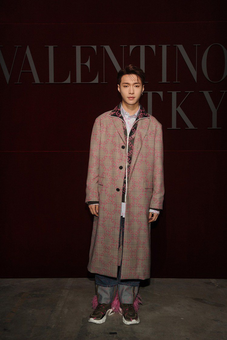 Valentino大中華區男裝代言人張藝興穿羽毛裝飾BOUNCE運動鞋。圖／Valentino提供