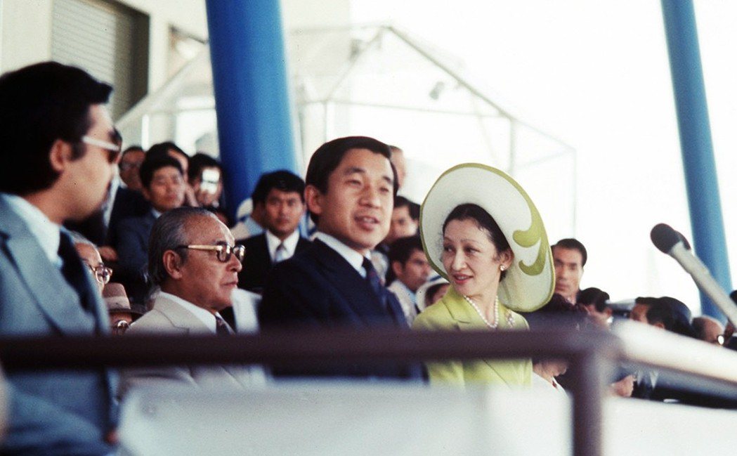 1975年明仁訪問沖繩，參加沖縄國際海洋博覽會的開幕。自明仁的皇太子時代開始，便...