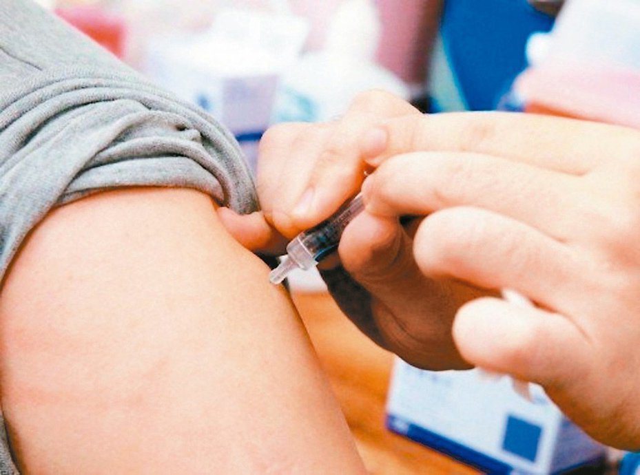 疾管署提醒民眾，前往麻疹流行地區前，可先至國內旅遊醫學門診評估是否需要自費接種MMR疫苗。 本報資料照片
