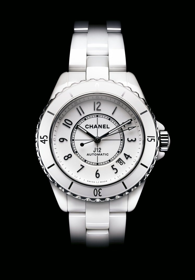 J12腕表，38毫米白色抗磨精密陶瓷搭配精鋼表殼、Caliber 12.1自動上鍊機芯，18萬5,000元。圖／香奈兒提供