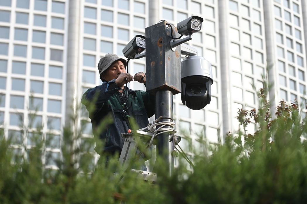 一名工人在大陸外交部前路口裝設安全監控鏡頭。 （法新社）