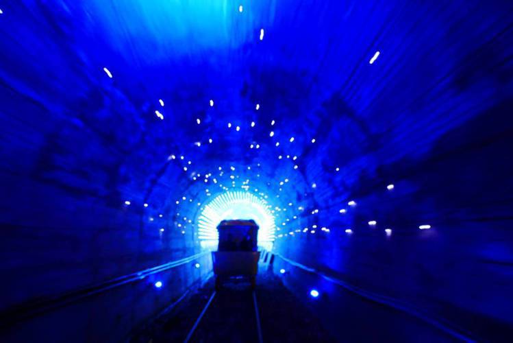 東北角的「深澳鐵道自行車」(RailBike)，是能在鐵軌上騎車的全新體驗，並設有「光隧道」。圖／新北觀旅局提供