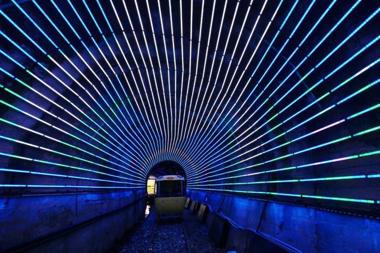東北角「深澳鐵道自行車」，觀光客在鐵軌騎車欣賞海景、光隧道。圖／新北觀旅局提供