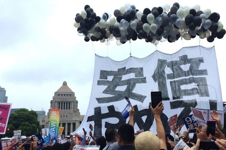 2015年8月日本12萬群眾包圍日本國會反安保法。 圖／新華社