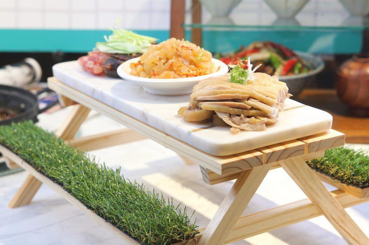 飯BAR LiLi選用多種特色器皿，連迷你版的「公園長椅」都成為特色食器。記者陳睿中／攝影
