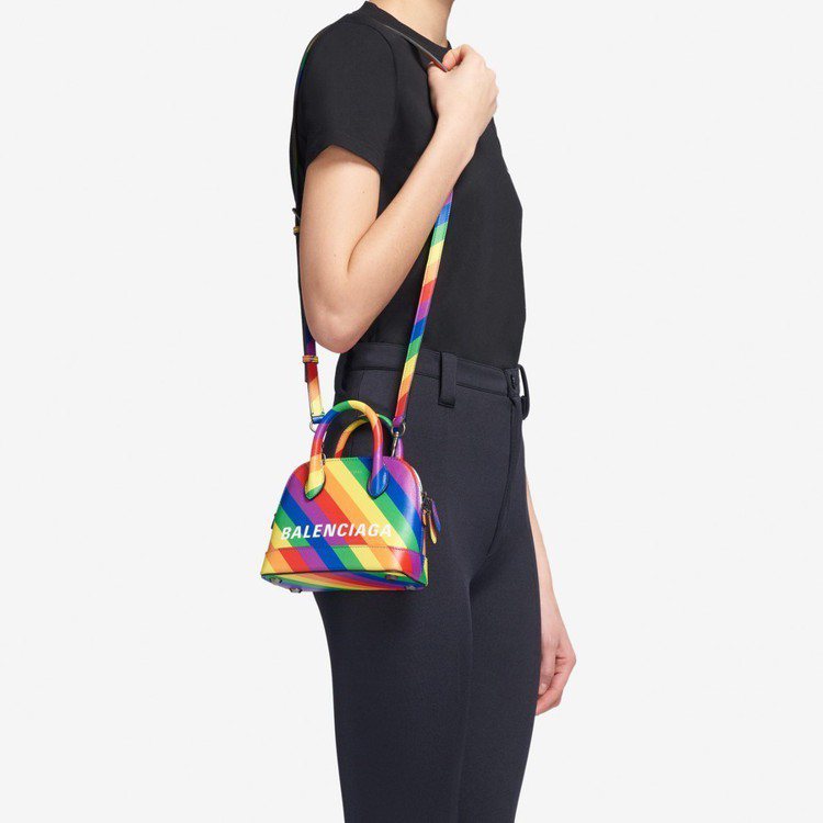 Balenciaga近來將旗下幾款人氣商品換上彩虹色，包括T恤、百褶長裙，以及小巧可愛、可拎又可背的Ville手袋等等。圖／摘自官網