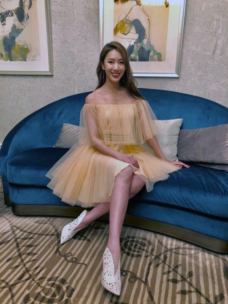 隋棠出席活動時選穿maje 2019春夏系列粉膚色澎裙洋裝。圖／maje提供