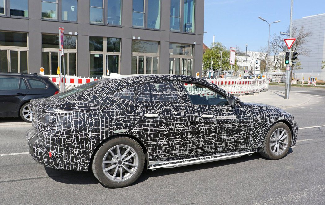 全新BMW i4是款Four-Door Coupe造型的純電車。 摘自Carsc...