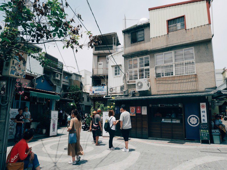台南正興街新舊融合的特質，吸引不同世代族群造訪。記者江佩君／攝影