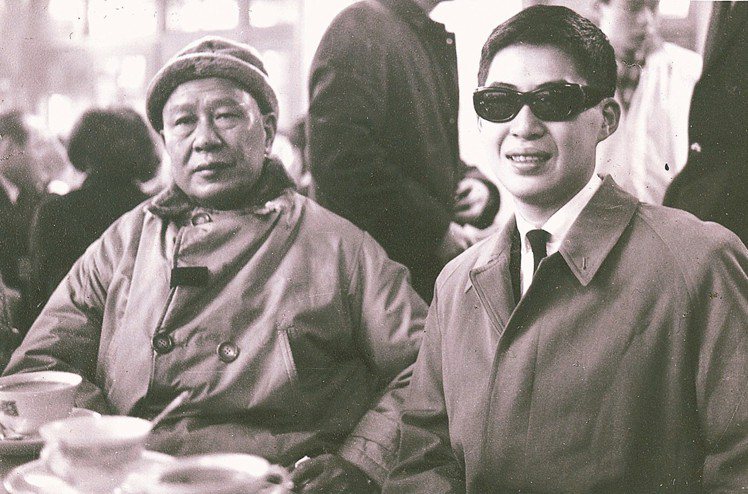1963年1月，白先勇（右）赴美時與父親在松山機場。 圖／台大圖書館白先勇特藏提供
