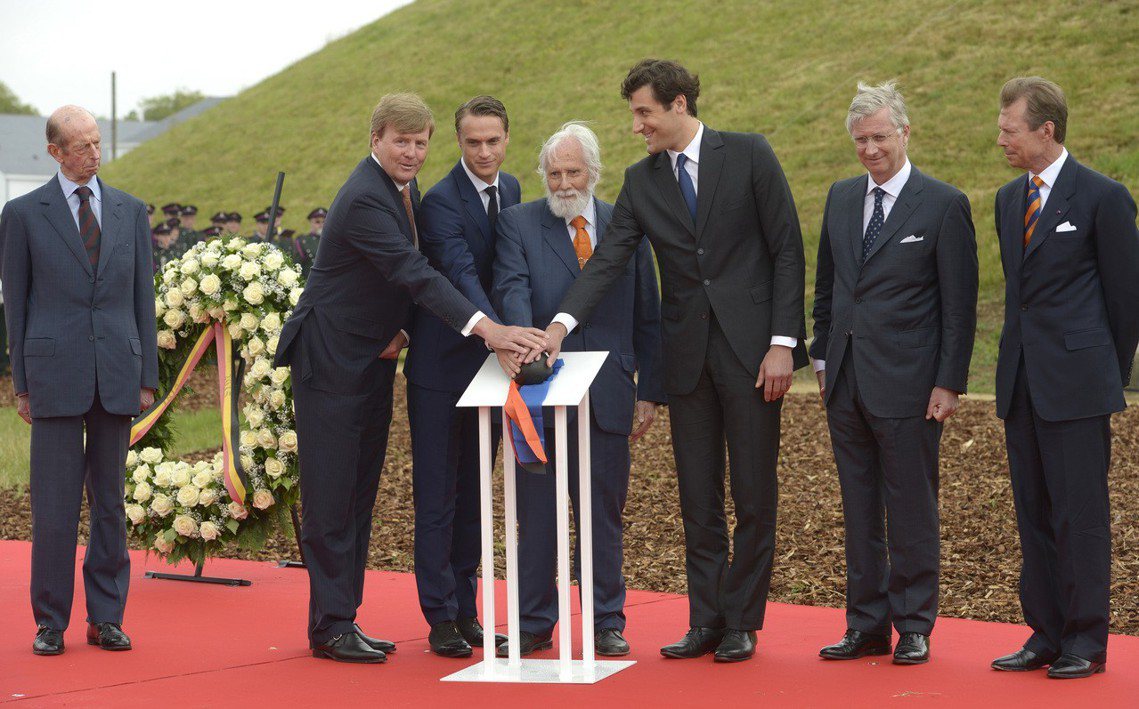 讓－克里斯托夫出席「滑鐵盧戰役紀念活動」，歷史的大和解。中間四人由左至右分別是：...