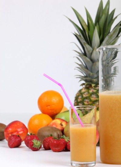 營養師提醒，水果含有天然果糖，而攪打後的液態果汁的水果用量多，以500C.C.的...